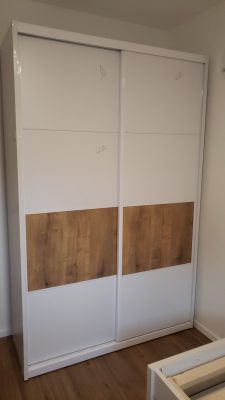 ארון הזזה 2 דלתות בצבע לבן עם שילוב עץ ומסגרת לבנה