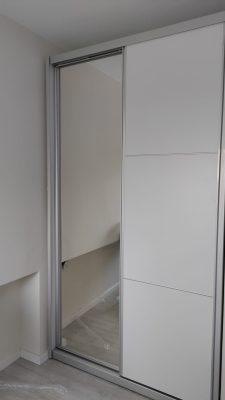 ארון הזזה לבן עם ד דלתות ומראה