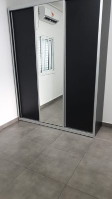 ארון שחור שלוש דלתות עם מראה